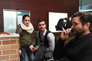 Benedikt Förster (Florian Wünsche, 2.v.l.) hat sich mit seiner Tochter Maja (Leonie Gato Bozzelli, l.) im Präsidium eingefunden, um Jo Stoll (Peter Ketnath, r.) und seinen Kollegen (Komparsen, 2. u. 3.v.r.) eine wichtige Information zum aktuellen Fall zu überbringen. Benedikt Förster (Florian Wünsche, 2.v.l.) hat sich mit seiner Tochter Maja (Leonie Gato Bozzelli, l.) im Präsidium eingefunden, um Jo Stoll (Peter Ketnath, r.) und seinen Kollegen (Komparsen, 2. u. 3.v.r.) eine wichtige Information zum aktuellen Fall zu überbringen.