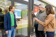 Im Rahmen der Ermittlungen befragen die Kommissare Stadler (Dieter Fischer, M.) und Beck (Michaela Weingartner, r.) den Verkaufsleiter des Opfers, Luis Abt (Felix von Bredow, l.), zu seinem Chef. Im Rahmen der Ermittlungen befragen die Kommissare Stadler (Dieter Fischer, M.) und Beck (Michaela Weingartner, r.) den Verkaufsleiter des Opfers, Luis Abt (Felix von Bredow, l.), zu seinem Chef.