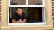 Jonas Kinast in seinem Steinhaus in Uttum