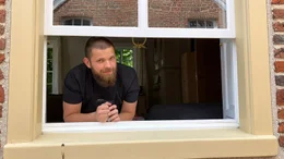 Jonas Kinast in seinem Steinhaus in Uttum