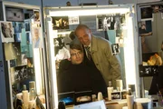 Als Theaterkenner weiß Michael Kaiser (Karl Kranzkowski, r.), wie schwierig die Arbeit mit Leopold Strasser für den Regisseur Daan Wachtel (Arne Fiedler, l.) gewesen sein muss. Wurden ihm die Machtkämpfe zu viel? Als Theaterkenner weiß Michael Kaiser (Karl Kranzkowski, r.), wie schwierig die Arbeit mit Leopold Strasser für den Regisseur Daan Wachtel (Arne Fiedler, l.) gewesen sein muss. Wurden ihm die Machtkämpfe zu viel?