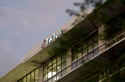 Der weltweite Erfolg von TikTok führte zu einem Machtkampf zwischen zwei digitalen Systemen: dem US-amerikanischen, das auf freien Markt setzt, und dem chinesischen, das Technologie zur politischen Kontrolle nutzt. Der weltweite Erfolg von TikTok führte zu einem Machtkampf zwischen zwei digitalen Systemen: dem US-amerikanischen, das auf freien Markt setzt, und dem chinesischen, das Technologie zur politischen Kontrolle nutzt.