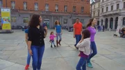 20 Jahre nach einer Rucksackreise durch Italien verlegen Mike und Wendy ihre achtk&ouml;pfige Familie nach Parma. Die beiden wollen ihren sechs T&ouml;chtern die italienische Kultur n&auml;herbringen. Die Suche nach einem Zuhause f&uuml;r die Gro&szlig;familie macht den Umzug noch komplizierter.