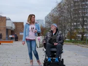 Begeisterung sieht anders aus: Trixie (Alwara H&ouml;fels) hat Olaf Hintz (Dieter Hallervorden) in Tarnfarben und einer Jogginghose eingekleidet, um im Plattenbau weniger aufzufallen.