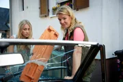 Toni (Sina Tkotsch, l.) ist ein Dachziegel in die Scheibe des Oldtimers von Nachbar Kurt Koslowski gekracht. Eva (Mirja Boes) begutachtet den angerichteten Schaden.
