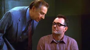 Arthur Pruitt (Sean Cullen, r.) steht unter Verdacht, mehrere M&auml;nner erschossen zu haben. Detective Lennie Briscoe (Jerry Orbach) verh&ouml;rt ihn.