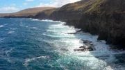 Eine schroffe Steilk&uuml;ste, geformt aus Basalt und Vulkangestein, so ragen die F&auml;r&ouml;erinseln aus dem Meer und trotzen dem st&uuml;rmischen Nordatlantik. Grasbewachsene Bergh&auml;nge, Wasserf&auml;lle und kleine B&auml;che pr&auml;gen die Landschaft.