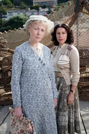 v.li.: Miss Jane Marple (Geraldine McEwan), Mary Aldin (Julie Graham)