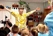 Der Schlagersänger und Musikproduzent Kevin Neon stammt aus Neustadt/Harz. Gemeinsam mit dem hiesigen Kindergarten hat er ein Kita-Jubiläumslied aufgenommen. Der Schlagersänger und Musikproduzent Kevin Neon stammt aus Neustadt/Harz. Gemeinsam mit dem hiesigen Kindergarten hat er ein Kita-Jubiläumslied aufgenommen.