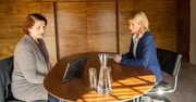 Martina Seiffert (Astrid M. Fünderich, r.) konfrontiert Hanna Becker (Susanne Böwe, l.) mit Videoaufnahmen der Theaterproben. Das Opfer hatte die Arbeit der Souffleuse immer wieder offen schlechtgeredet. Martina Seiffert (Astrid M. Fünderich, r.) konfrontiert Hanna Becker (Susanne Böwe, l.) mit Videoaufnahmen der Theaterproben. Das Opfer hatte die Arbeit der Souffleuse immer wieder offen schlechtgeredet.