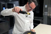 K&uuml;chenchef Paco Morales verr&auml;t die Geheimnisse des geschichtstr&auml;chtigen Rezepts.
