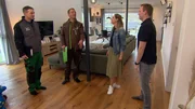 Familie Sonnborn begr&uuml;&szlig;t die Gartenprofis Rene P&uuml;tz und Dennis Thiele in Ihrem Wohnzimmer.