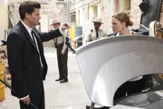 Booth (David Boreanaz, l.); Dr. Brennan (Emily Deschanel, r.) Booth (David Boreanaz, l.); Dr. Brennan (Emily Deschanel, r.)