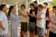 Alle Jungen der Umgebung sind von Cleos (Phoebe Tonkin, Bildmitte) Gesang hingerissen.