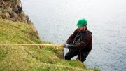 Eine schroffe Steilk&uuml;ste, geformt aus Basalt und Vulkangestein, so ragen die F&auml;r&ouml;erinseln aus dem Meer und trotzen dem st&uuml;rmischen Nordatlantik. Grasbewachsene Bergh&auml;nge, Wasserf&auml;lle und kleine B&auml;che pr&auml;gen die Landschaft.