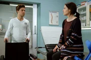 Sanna Lichtenhagen (Diane Willems) leidet an Multipler Sklerose und ist in ständiger Behandlung. Als Kris Haas (Jascha Rust) Sanna zur nächsten Behandlung bringen soll, erkennt sie den Pfleger: Er hat den leukämiekranken Jungen begleitet und ihm bei seinem Blog geholfen. Bei Kris kommen die Erinnerungen und die Trauer wieder hoch. Er weiß nicht, wie er Nicks Tod verarbeiten soll, wenn ihn alles hier in der Sachsenklinik an seinen verstorbenen Freund erinnert. Sanna Lichtenhagen (Diane Willems) leidet an Multipler Sklerose und ist in ständiger Behandlung. Als Kris Haas (Jascha Rust) Sanna zur nächsten Behandlung bringen soll, erkennt sie den Pfleger: Er hat den leukämiekranken Jungen begleitet und ihm bei seinem Blog geholfen. Bei Kris kommen die Erinnerungen und die Trauer wieder hoch. Er weiß nicht, wie er Nicks Tod verarbeiten soll, wenn ihn alles hier in der Sachsenklinik an seinen verstorbenen Freund erinnert.