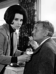 Von einer Autobahnrastst&auml;tte bittet ein M&auml;dchen mit schwarzen Haaren Werner Buchholz, sie nach Hamburg mitzunehmen. Wenig sp&auml;ter vermi&szlig;t Buchholz seine Brieftasche. Am n&auml;chsten Tag steuert Bob Wernicke seinen Wagen &uuml;ber die Autobahn, neben sich eine Blondine, die der fingerfertigen Anhalterin verteufelt &auml;hnlich sieht. Bob erwischt sie bei dem Versuch, auch ihn zu bestehlen. Er steuert einen Rastplatz an und fordert Schweigegeld-Z&auml;rtlichkeiten. Ein Unbekannter schl&auml;gt ihn nieder. In Wernickes Brieftasche finden beide eine Korrespondenz, die ihn als Heiratsschwindler entlarvt. Gerade bahnen sie eine kleine Erpressung an, da greifen Kommissar Koldehoff und Streifenfahrer Hartmann ein. Einen scheuen Blick in die Runde wirft das M&auml;dchen Melitta (Corny Collins). W&auml;hrend sie vorgibt, einen Fleck auf der Jacke von Werner Buchholz (Wolfgang Stumpf) zu beseitigen, angelt sie nach seiner Brieftasche.