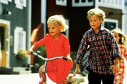 Lotta (Grete Havneskjřld) hat doch noch ein Fahrrad zum Geburtstag bekommen. Jonas (Martin Andersson) hilft ihr beim Fahrenlernen.