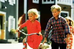 Lotta (Grete Havneskjřld) hat doch noch ein Fahrrad zum Geburtstag bekommen. Jonas (Martin Andersson) hilft ihr beim Fahrenlernen.