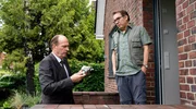 Markus Gellert (Herbert Knaup, l.) spricht mit dem Nachbarn Fabian Kober (Albrecht Ganskopf, r.).
