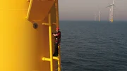 Wie repariert oder wartet man ein Windrad in der stürmischen Nordsee? "PUR+"-Moderator Eric Mayer darf - nach erfolgreichem Absolvieren eines knallharten Überlebenstrainings - rein in den Offshore-Windpark und rauf aufs Windrad. Wie repariert oder wartet man ein Windrad in der stürmischen Nordsee? "PUR+"-Moderator Eric Mayer darf - nach erfolgreichem Absolvieren eines knallharten Überlebenstrainings - rein in den Offshore-Windpark und rauf aufs Windrad.