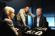 Hat Ulf Schenk (Rainer Strecker, r.) etwas mit Edgar Bogners Tod zu tun? Schließlich hat Bogner die Schenks wegen der Juwelen bedroht. Martina Seiffert (Astrid M. Fünderich, l.) und Jo Stoll (Peter Ketnath, M.) nehmen ihn bei einem Verhör in die Mangel. Hat Ulf Schenk (Rainer Strecker, r.) etwas mit Edgar Bogners Tod zu tun? Schließlich hat Bogner die Schenks wegen der Juwelen bedroht. Martina Seiffert (Astrid M. Fünderich, l.) und Jo Stoll (Peter Ketnath, M.) nehmen ihn bei einem Verhör in die Mangel.