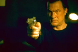 Endlich steht Sascha (Steven Seagal) dem Mann gegen&uuml;ber, der sein Leben zerst&ouml;rt hat ...