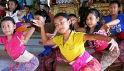Gemeinsam mit ihren Freundinnen macht Beri das Tanztraining besonders viel Spaß. Gemeinsam mit ihren Freundinnen macht Beri das Tanztraining besonders viel Spaß.