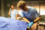 Was hat Dr. Benedikt F&ouml;rsters (Florian W&uuml;nsche, l.) Praktikant Marvin Kampfer (Lasse M&ouml;bus, r.) mit dem aktuellen Mordfall zu tun? Als der Rechtmediziner gemeinsam mit dem jungen Mann die Leiche des pensionierten Lehrers obduziert, reagiert dieser jedenfalls seltsam angespannt. Kannte Marvin das Opfer besser, als er es zugibt?