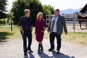 Polizeihauptmeister Mohr (Max M&uuml;ller, l.), Kommissarin Danner (Katharina Abt, M.) und Kommissar Hofer (Joseph Hannesschl&auml;ger, r.) haben die Ermittlungen in einem Mordfall aufgenommen, der sich auf einem Gest&uuml;t ereignet hat.