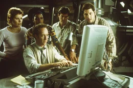 Fassungslos betrachten Sarah (Kim Dickens, l.), Janice (Mary Randle), Matt (Josh Brolin, m.) und Carter (Greg Grunberg, r.) Franks (Joey Slotnick, vorne) Computer-Auswertung.