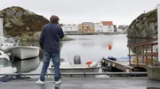 Jake telefoniert und schaut aufs Wasser hinaus. Jake telefoniert und schaut aufs Wasser hinaus.