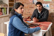 Samir Amari (Skandar Amini) berichtet unterdessen Özge Sanders (Javeh Asefdjah) vom Tod ihres Mannes. Sie arbeitet ebenfalls in der Lagerlogistik und wusste, unter was für einem Stress ihr Mann stand. Aber er wollte etwas ändern. Samir Amari (Skandar Amini) berichtet unterdessen Özge Sanders (Javeh Asefdjah) vom Tod ihres Mannes. Sie arbeitet ebenfalls in der Lagerlogistik und wusste, unter was für einem Stress ihr Mann stand. Aber er wollte etwas ändern.