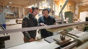 Moderator Daniel A&szlig;mann (l) ist zu Besuch in Martin Biegmanns Tischlerei und packt tatkr&auml;ftig mit an.