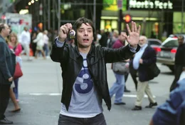 MIt ihrer neu erworbenen Taxilizenz ist die New Yorkerin Belle die "Queen of the road" - bis ihr der chaotische Polizist Washburn (Jimmy Fallon) pl&ouml;tzlich im Weg steht...