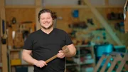 Tischler Martin Biegmann nimmt an der Challenge teil, um die Auszeichnung &bdquo;Regionalheld der Woche&ldquo; zu gewinnen und die beste Futterstation f&uuml;r Hund Drago zu bauen.