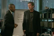 Dr. Eric Foreman (Omar Epps, l.) sieht endlich seine Chance gekommen, seinen Rivalen Dr. House (Hugh Laurie, r.) blo&szlig;stellen zu k&ouml;nnen ...