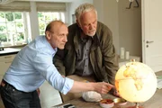 Da er selbst unter Tatverdacht steht, ermittelt Michael Kaiser (Karl Kranzkowski, l.) gemeinsam mit Friedemann Sonntag (Christian Pätzold, r.) ohne sein SOKO-Team im Mordfall Helbig. Da er selbst unter Tatverdacht steht, ermittelt Michael Kaiser (Karl Kranzkowski, l.) gemeinsam mit Friedemann Sonntag (Christian Pätzold, r.) ohne sein SOKO-Team im Mordfall Helbig.