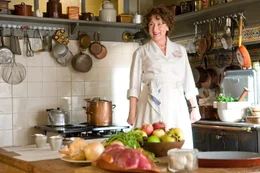 Paris 1949: Gelangweilt von ihrem Hausfrauendasein sucht Julia Child (Meryl Streep) eine Aufgabe und fasst einen aberwitzigen Plan: Sie will K&ouml;chin werden und ein Kochbuch schreiben, das sie ber&uuml;hmt machen soll ...