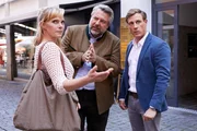 Die Kommissare Stadler (Dieter Fischer, M.) und Bach (Patrick Kalupa, r.) befragen Sabine Stadelmayer (Jenny-Marie Muck, l.) im aktuellen Mordfall.