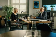 Die verzweifelte Gundula Stangassinger (Johanna Bittenbinder, l.) versucht Richard Voss (Jan-Gregor Kremp, r.) so gut es geht zu helfen den M&ouml;rder ihres Ziehsohnes zu finden.