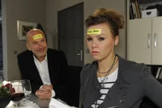 Tom und Fanni veranstalten einen Familienabend, zu dem auch Bruno (K. Dieter Klebsch, l.) und Paule (Wanda Worch, r.) eingeladen sind. Paule l&auml;sst jedoch Annas Verdacht nicht los, und so beobachtet sie Fanni mit Argusaugen ...