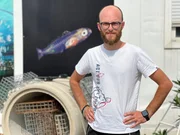 Biologe Damien Einsargueix leitet die Aufzuchtstation f&uuml;r Fischlarven in Marseille.