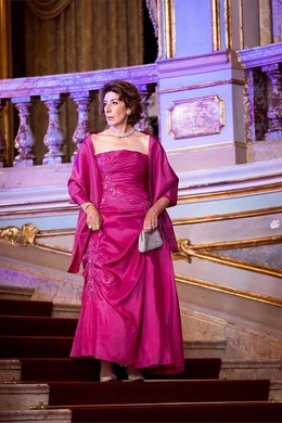 Film-Still der Dreharbeiten mit der &ouml;sterreichischen Schauspielerin Adele Neuhauser als Darstellerin von der "Roten Fini" Ende Juli 2022 in Wiesbaden (Foyer Theater).