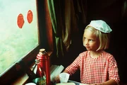 Auf der Bahnfahrt zu den Gro&szlig;eltern klebt Lotta (Grete Havnesk&ouml;ld) Wurstscheiben ans Fenster.