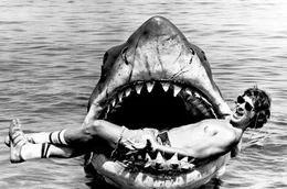 Regisseur Steven Spielberg bei den Dreharbeiten zu seinem Film &bdquo;Der wei&szlig;e Hai&ldquo; (1975), der als erster Blockbuster der Filmgeschichte gilt
