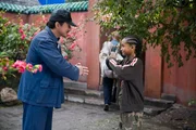 Nach anf&auml;nglichem Z&ouml;gern nimmt Mr. Han (Jackie Chan, l.), Hausmeister der Schule und ehemaliger Kung-Fu-Meister, Dre (Jaden Smith, r.) unter seine Fittiche und bringt ihm Kung Fu bei, damit der junge Amerikaner seinem &auml;rgsten Widersacher beim Kung Fu-Turnier gegen&uuml;bertreten kann. Schon bald entsteht zwischen beiden ein tiefes freundschaftliches Verh&auml;ltnis ?; Nach anf&auml;nglichem Z&ouml;gern nimmt Mr. Han (Jackie Chan, l.), Hausmeister der Schule und ehemaliger Kung-Fu-Meister, Dre (Jaden Smith, r.) unter seine Fittiche und bringt ihm Kung Fu bei, damit der junge Amerikaner seinem &auml;rgsten Widersacher beim Kung Fu-Turnier gegen&uuml;bertreten kann. Schon bald entsteht zwischen beiden ein tiefes freundschaftliches Verh&auml;ltnis ?