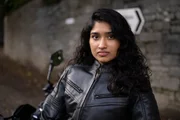 Harper (Varada Sethu) ist bei ihren Eins&auml;tzen zumeist mit dem Motorrad unterwegs.