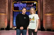 Treten bei "Wer wei&szlig; denn sowas?" als Kandidat:Innen an: Autor und Comedian Thomas Spitzer (l.) und seine Ehefrau, die Stand-up-Comedian und Kabarettistin Hazel Brugger (r.).
