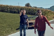 Major Max Herzog (Martin Gruber, l.) und Bezirksinspektor Klaus Lechner (Andreas Kiendl, r.) suchen die Gegend ab, um den verschwundenen Spurensicherer Franz Wohlfahrt wieder zu finden.